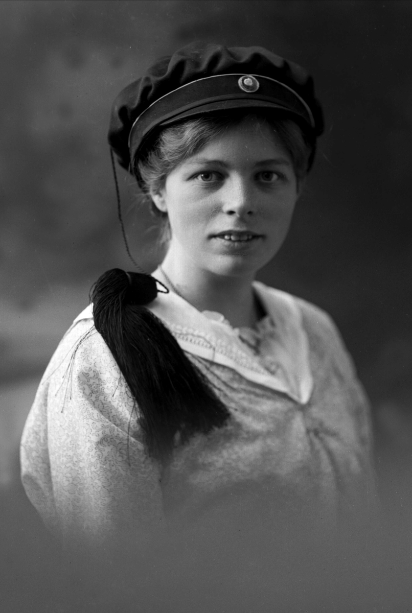 Gustav Borgen, Portrett, kvinne med studentlue. Frøken Alice Blaauv.