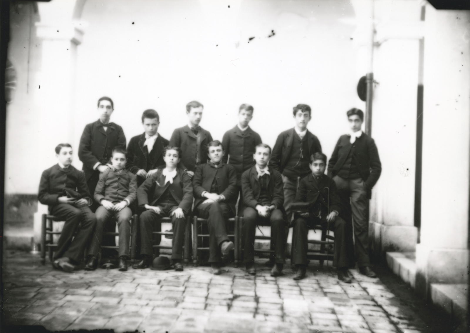 Desconegut, [Retrat de grup al claustre de l'Institut Vell]