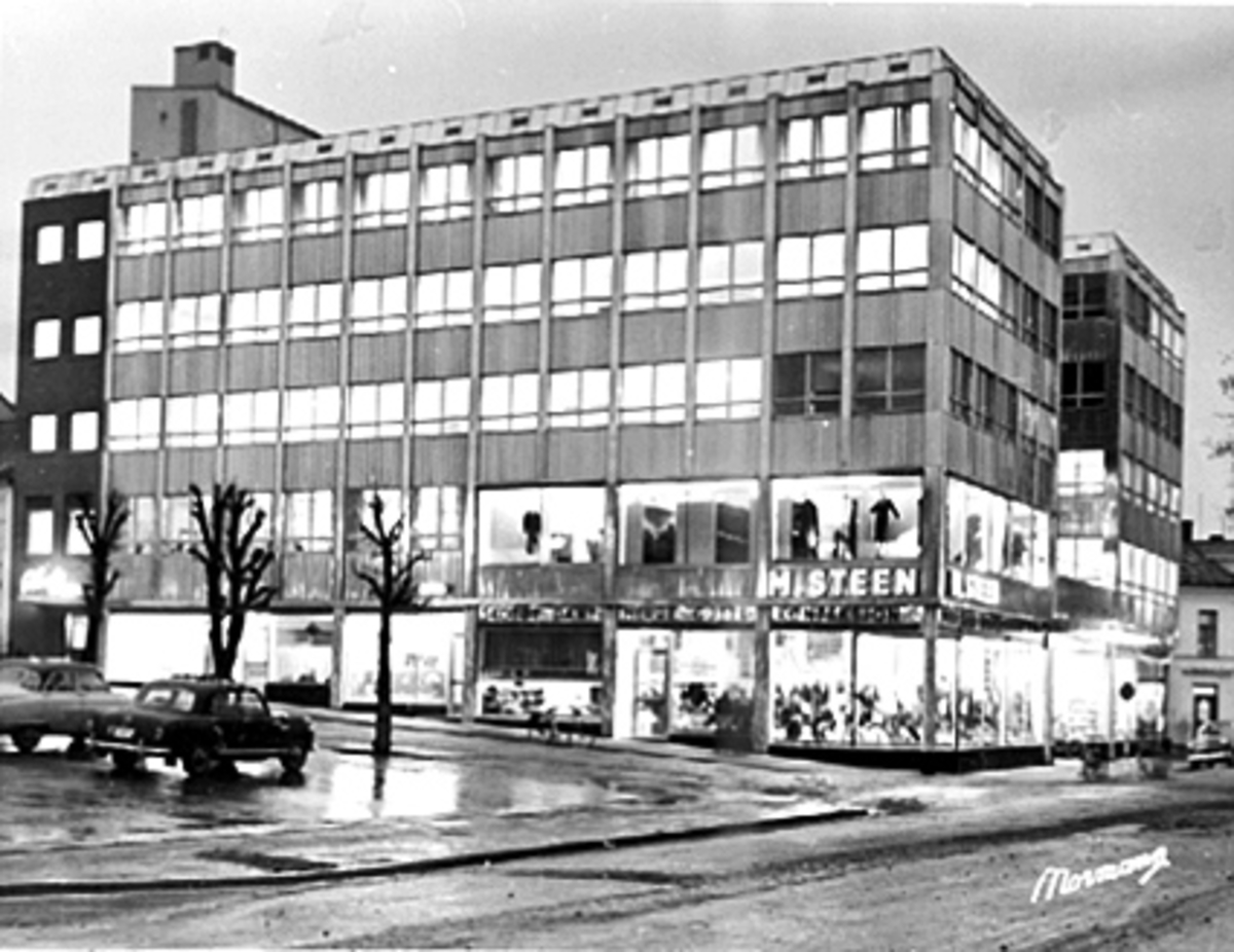 Anno Domkirkeodden, EKSTERIØR, M. STEEN BYGGET, CASABLANCA I NEONLYS PÅ KVELDEN.