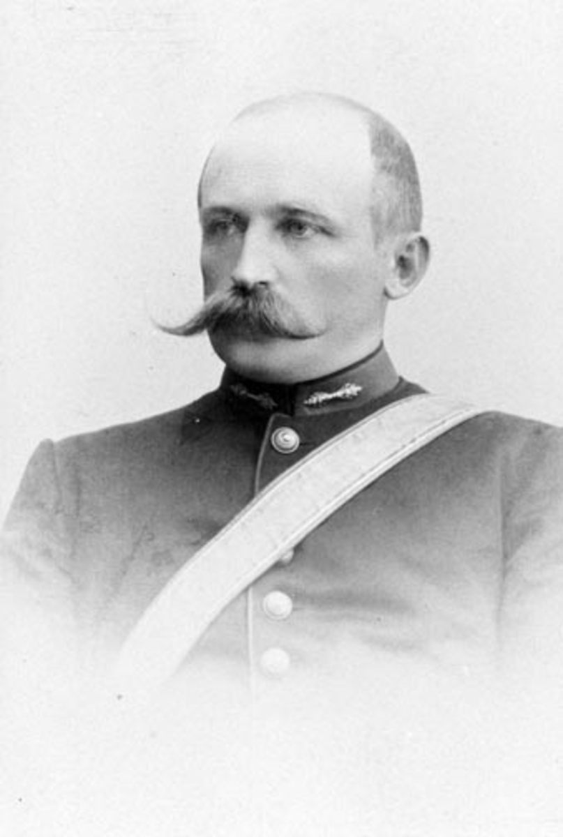 Anno Domkirkeodden, Portrett av kaptein Emil Abraham Svartshoel (1859-1909) i uniform, Kvam, Nes, Hedmark.