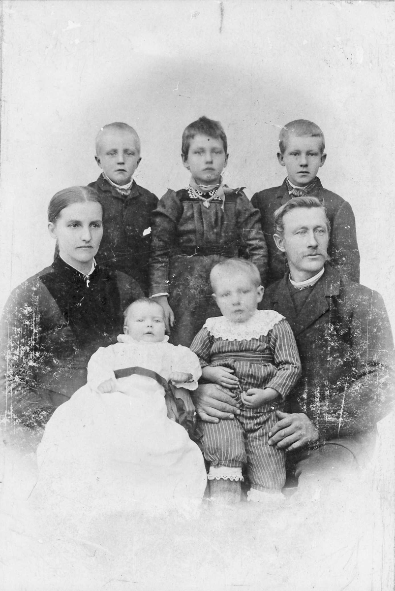 Henrik Augustinsson Stinessen, Gruppebilde, personer, klær.