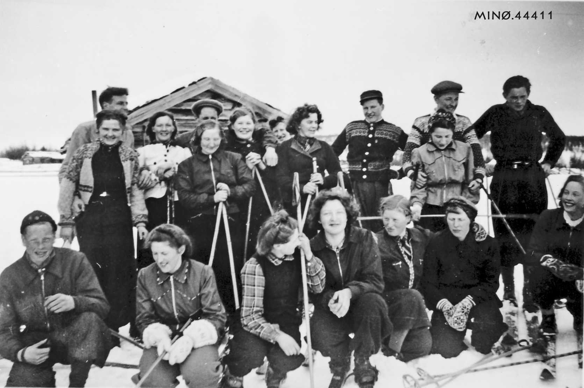 Rachel Haarseth, Gruppebilde, personer, klær, ski og skistaver.