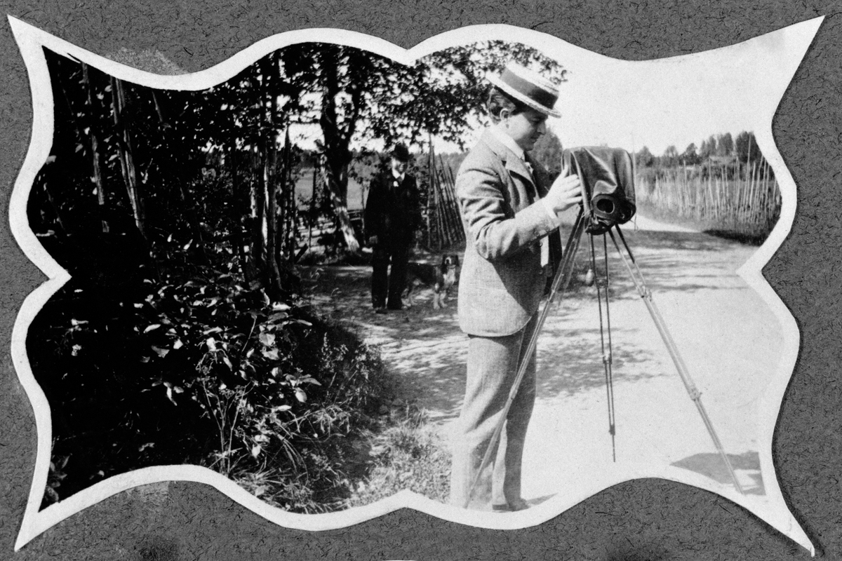 Anno Domkirkeodden, FOTOGRAF, UKJENT MANN, KAMERA PÅ STATIV