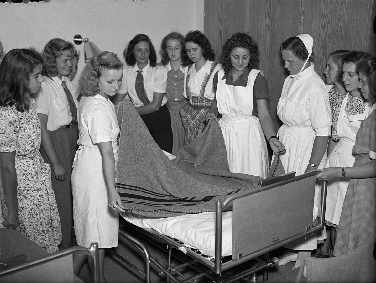 Paul Sandberg, Pupils at the Municipal Girl School learn to bed the upper nurse Anna Johansson at the Academic Hospital