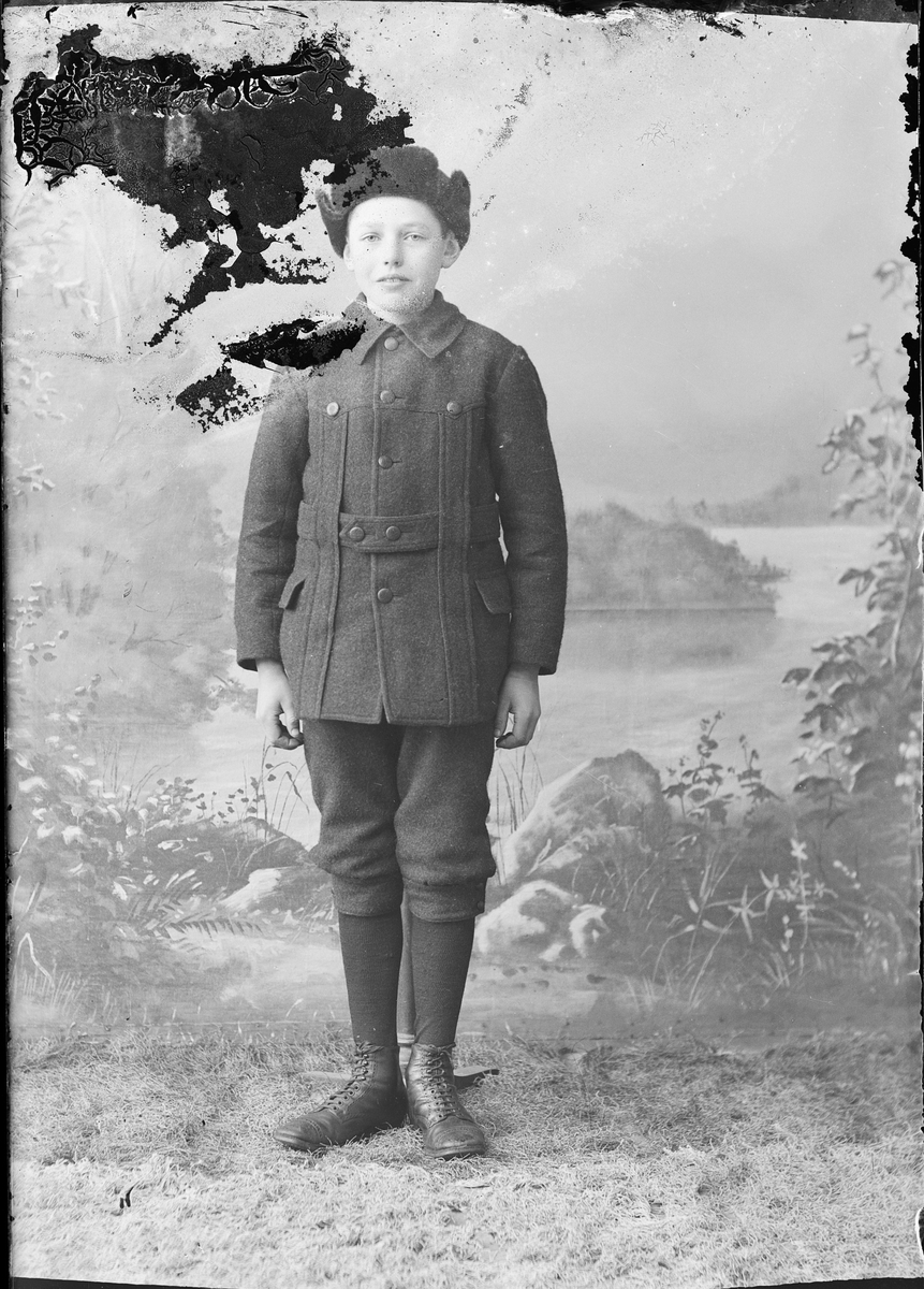 Skötsner-Edhlund, Ateljé portrait - boy dressed in outerwear, Östhammar, Uppland