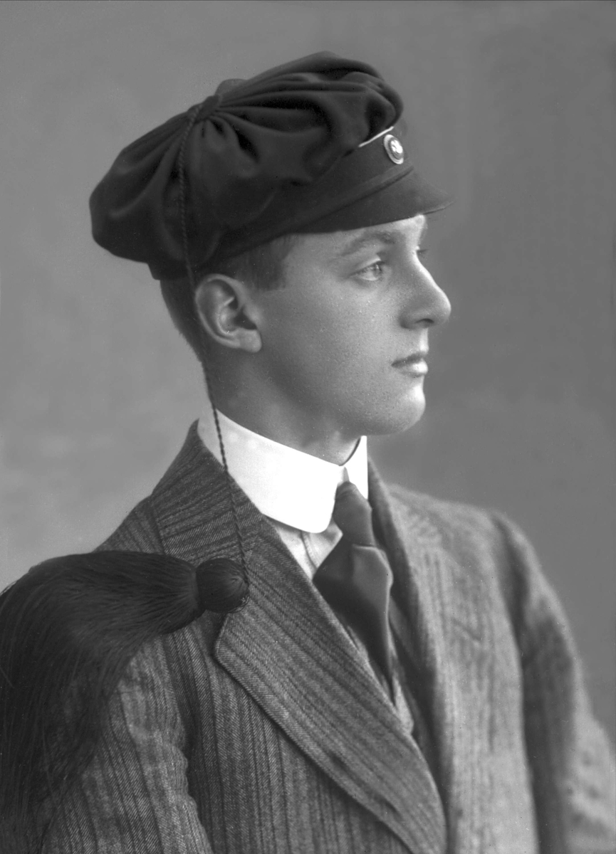 Gustav Borgen, Portrett, mann med studentlue. Student Arnold.