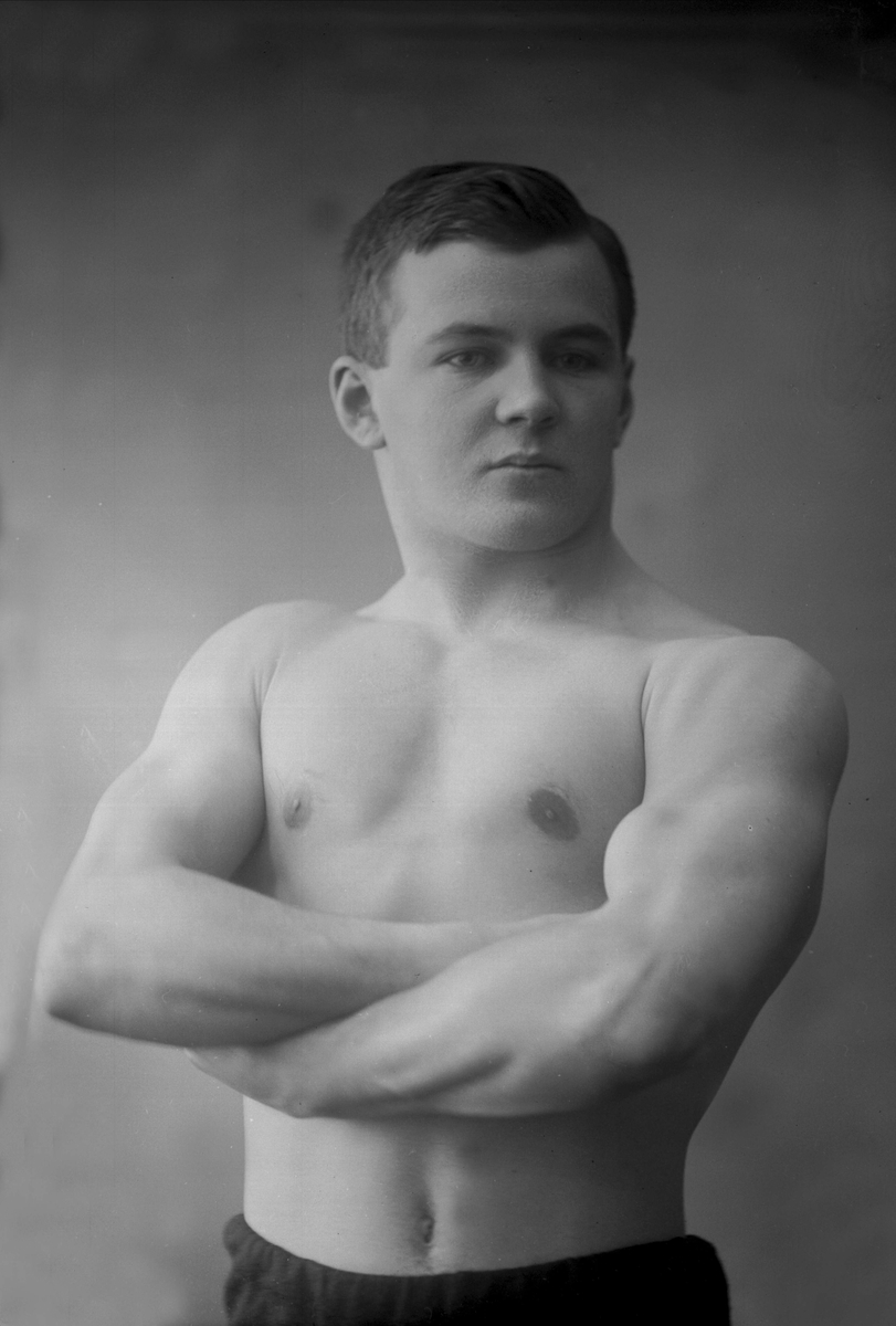 Gustav Borgen, Portrett av bryter Rickard Frydenlund i bar overkropp.