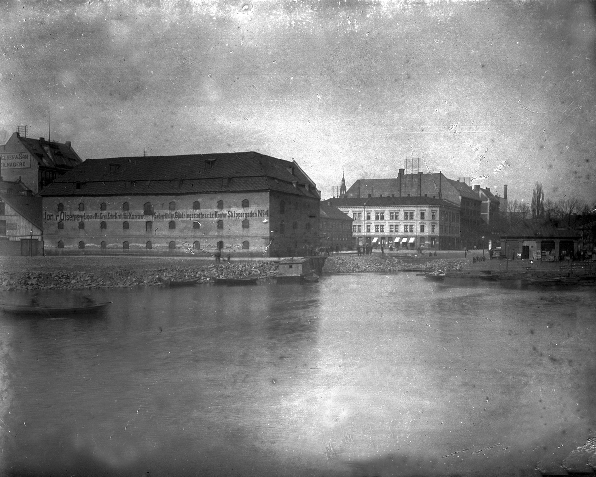 Gustav Borgen, Avfotografering. Avfotografert. Havnebilde, robåter på vannet, bygninger i bakgrunnen med reklame for ulike varer. Oslo eller København?