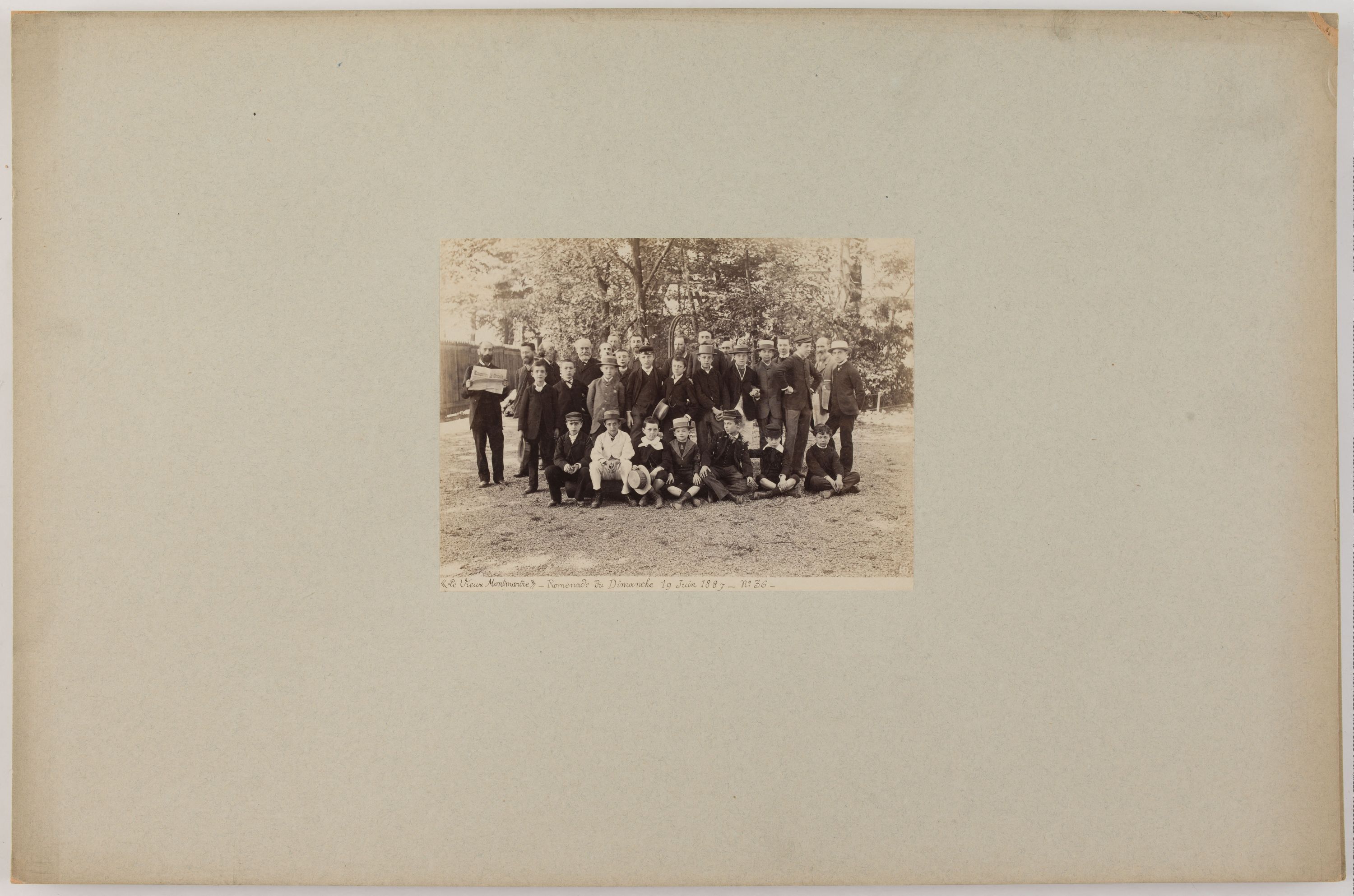 Anonyme, Portrait de groupe lors d'une promenade du dimanche, 18ème arrondissment, Paris