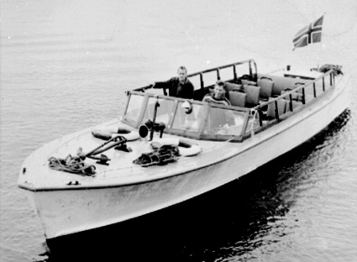 Anno Domkirkeodden, MJØSBÅT, VIKING II UTENFOR HAMAR BRYGGE, FRA VENSTRE: LARS ANDREAS PEDERSEN OG ERLING CAE, OPPRINNELIG TYSK KRIGSFARTØY, SCNELLBÅT, REDNINGSFARTØY, KJØRTE PÅ MJØSA OG TOK 24 PASSASJERER
