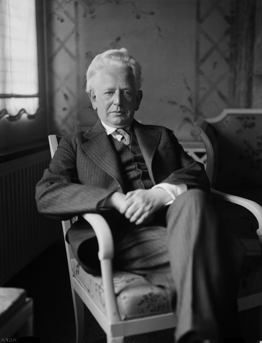 Paul Sandberg, Filosofen och professorn Ernst Cassirer på tillfälligt besök, lunch på Stadshotellet