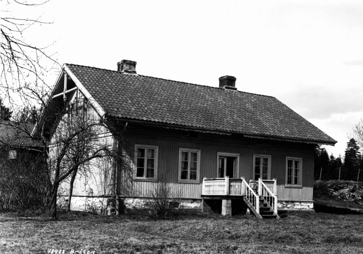 Anders Beer Wilse, Bråten gård, Oslo, Østre Aker. Våningshuset fotografert fra hagen.
