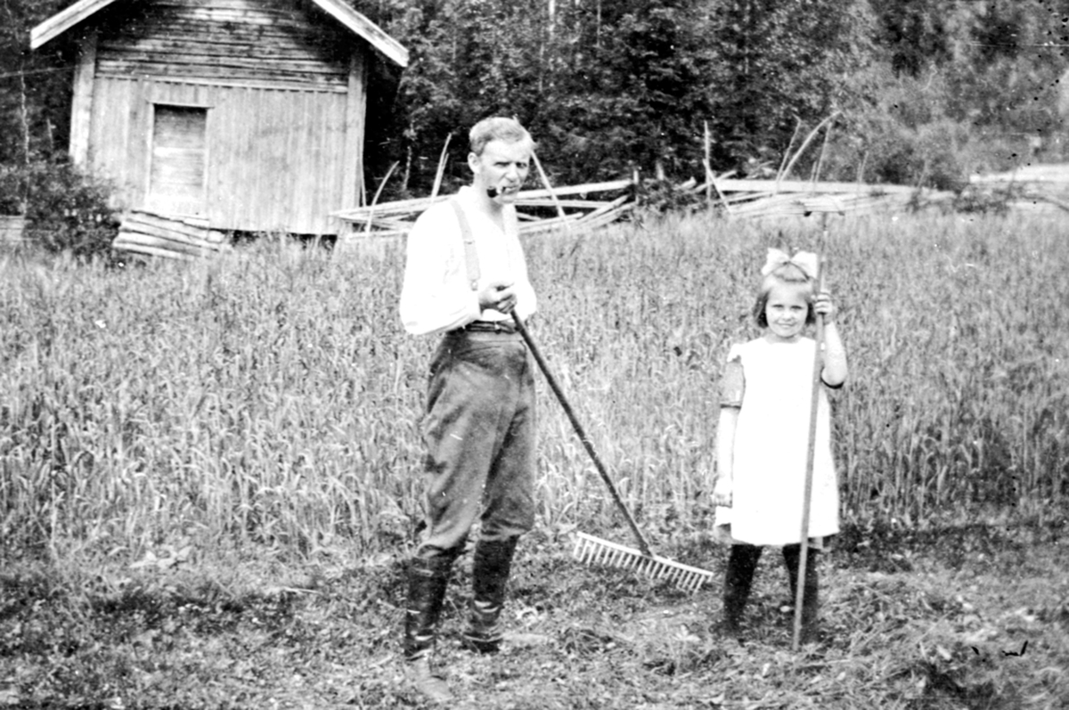 Anno Domkirkeodden, Karl Løken, Tordis Grüner med rive, slåttonn på Harkerud gård, Mesnalia, Ringsaker.