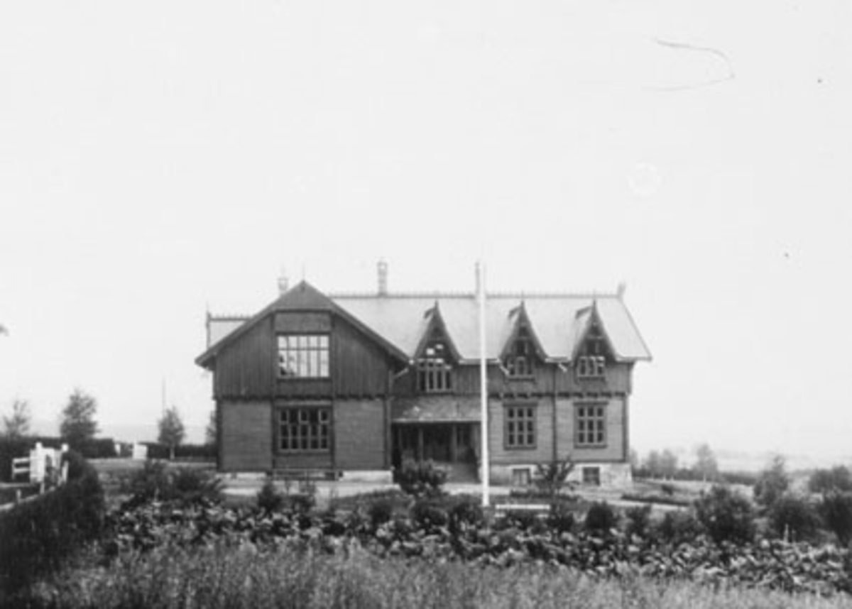 Anno Domkirkeodden, EKSTERIØR: JØNSBERG LANDBRUKSSKOLE, INTERNATBYGNINGEN, ROMEDAL,