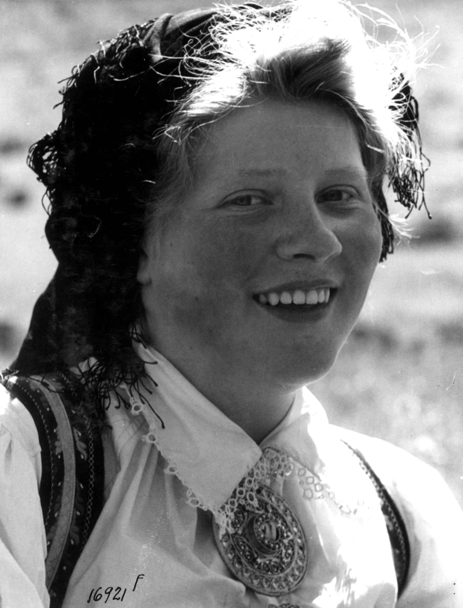 Anders Beer Wilse, Kvinnedrakt, Jente med hodeplagg