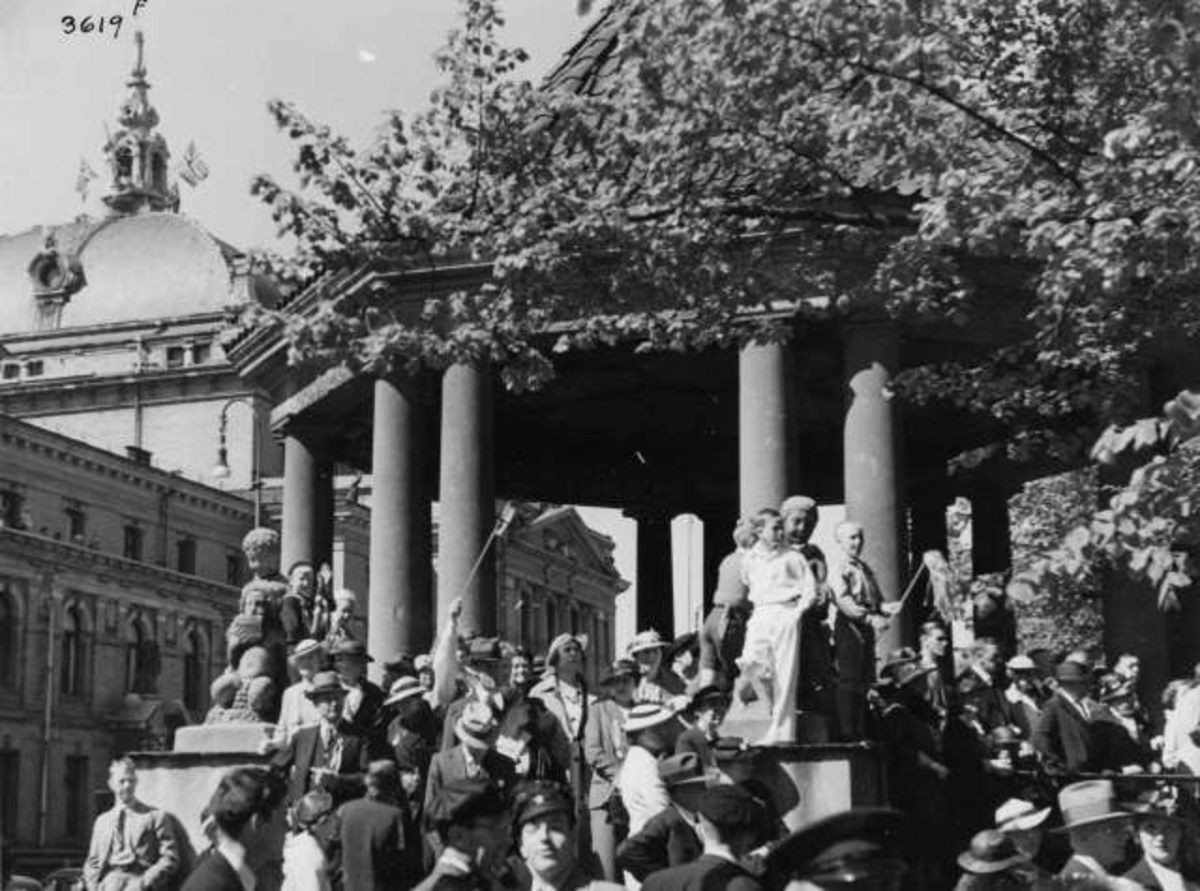 Anders Beer Wilse, Musikkpavilijongen ved Nationaltheateret Stortingsgata 15, Oslo, 17. mai 1936