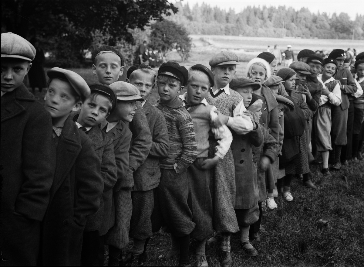 Paul Sandberg, Buying children waiting to get hot chocolate and buns on the “Children’s Island” at Liljkonvaljeholmen during the Children’s Day celebrations