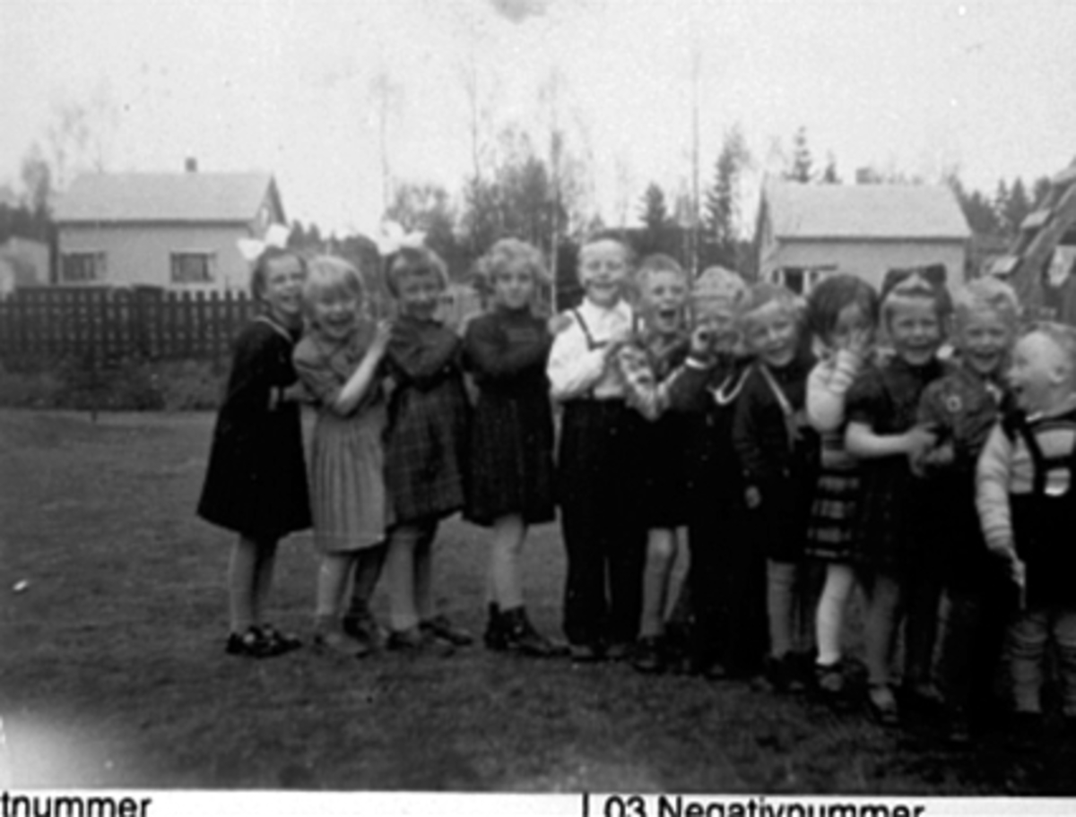 Anno Domkirkeodden, GRUPPE 12 BARN, UNGER, BARN FRA BONDESVEA, LEK UNDER KRIGEN.