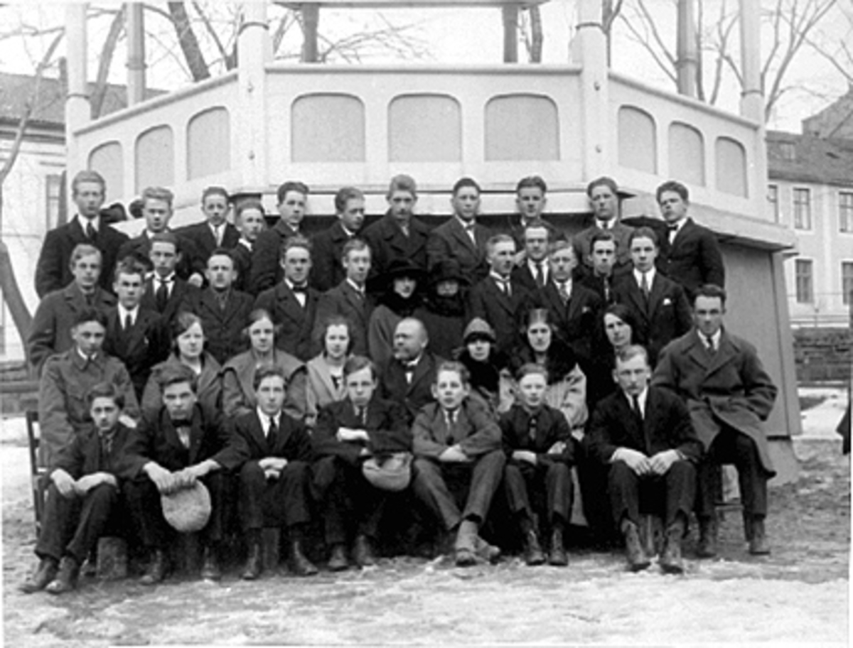 Anno Domkirkeodden, GRUPPE: SKOLEELEVER, LINDERUD HANDELSSKOLE, 1924 MUSIKKPAVILJONGEN PÅ TRIANGELEN SE OGSÅ CG-1774, ORIGINAL GLASSPLATE.
