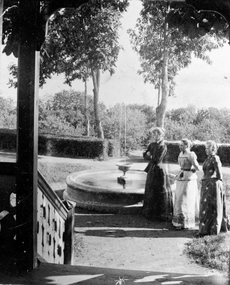 Anno Domkirkeodden, 3 unge damer ved fontenen i hagen på Hovinsholm, Helgøya.