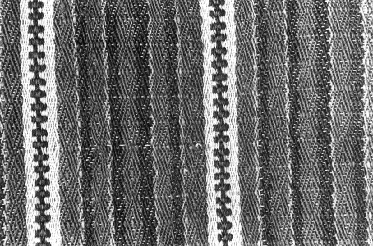 Anna Grostøl, Valle, Aust-Agder 1938. Tjeld, detalj av teppe i gåsøymønster og kambe-veving.