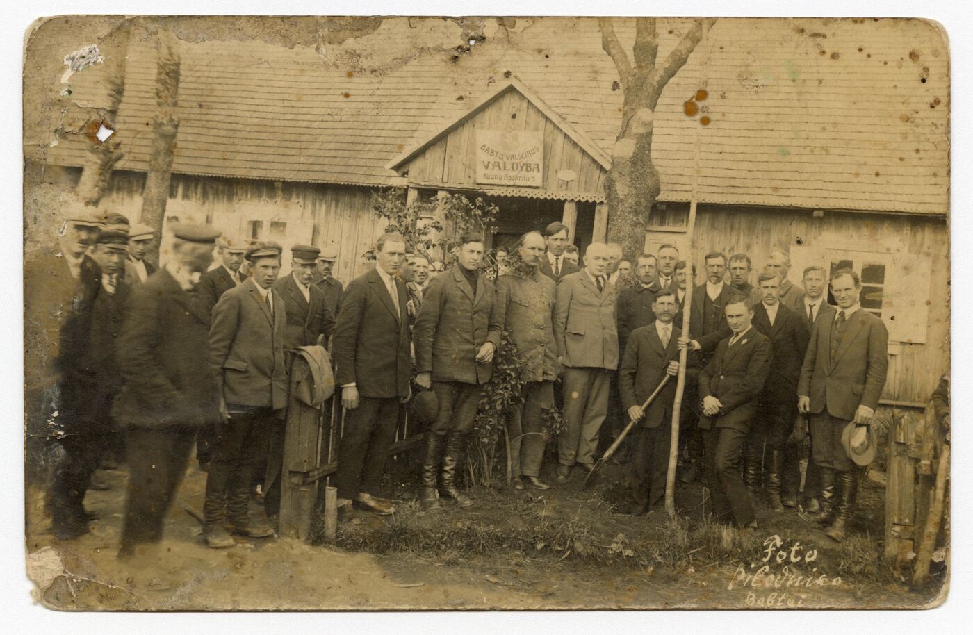 I. Pilovnikas, Babtų valsčiaus savivaldybės seniūnai ir valdybos darbuotojai sodina ąžuoliuką
