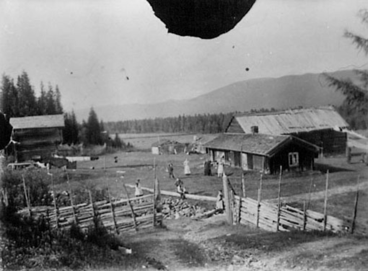 Anno Domkirkeodden, EKSTERIØR: GARDSBRUK, RØED GÅRD, ÅMOT, OVERNATTINGSTED FOR SETERFØLGE FRA ARSTAD SØNDRE, STANGE.
