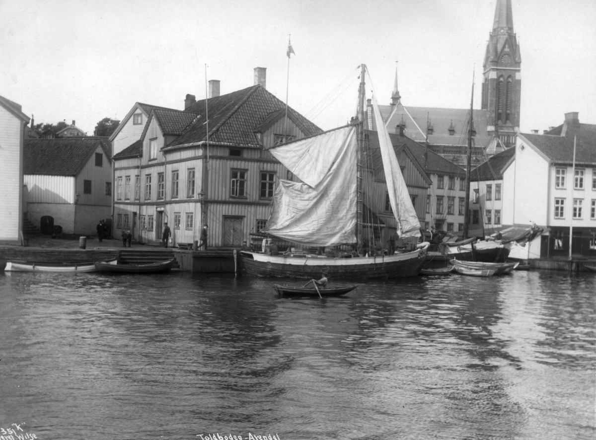 Anders Beer Wilse, Tyholmen, Pollen, Arendal, 1912. Arendal kirke, Trefoldighetskirken, i bakgrunnen.