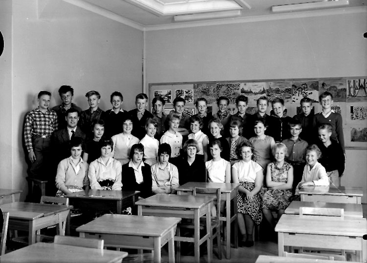 Sven Lindskog, Classroom interior, 33 schoolchildren with teachers.