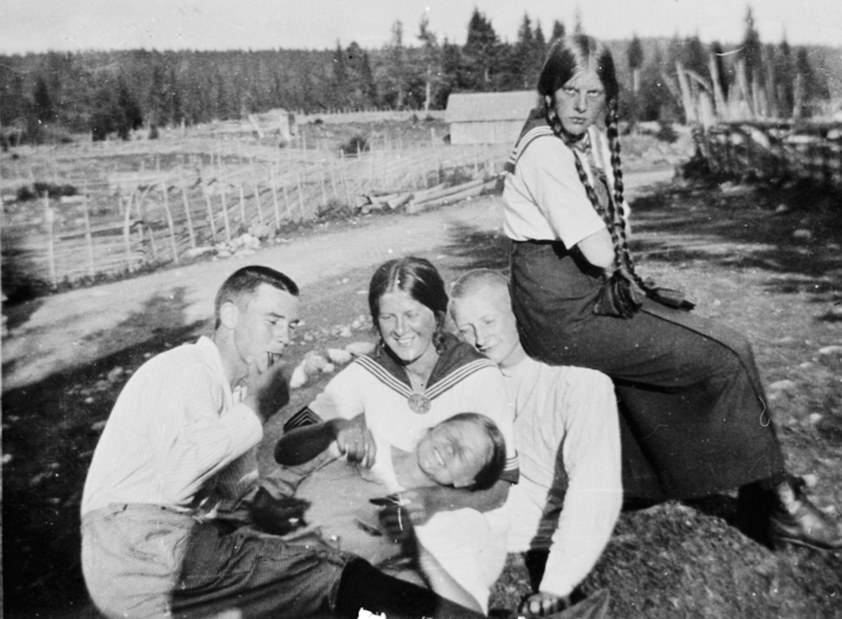 Anno Domkirkeodden, Fem ungdommer på utflukt. Familien Løken fra Granerud gård, Brumunddal i Åstadalen.
