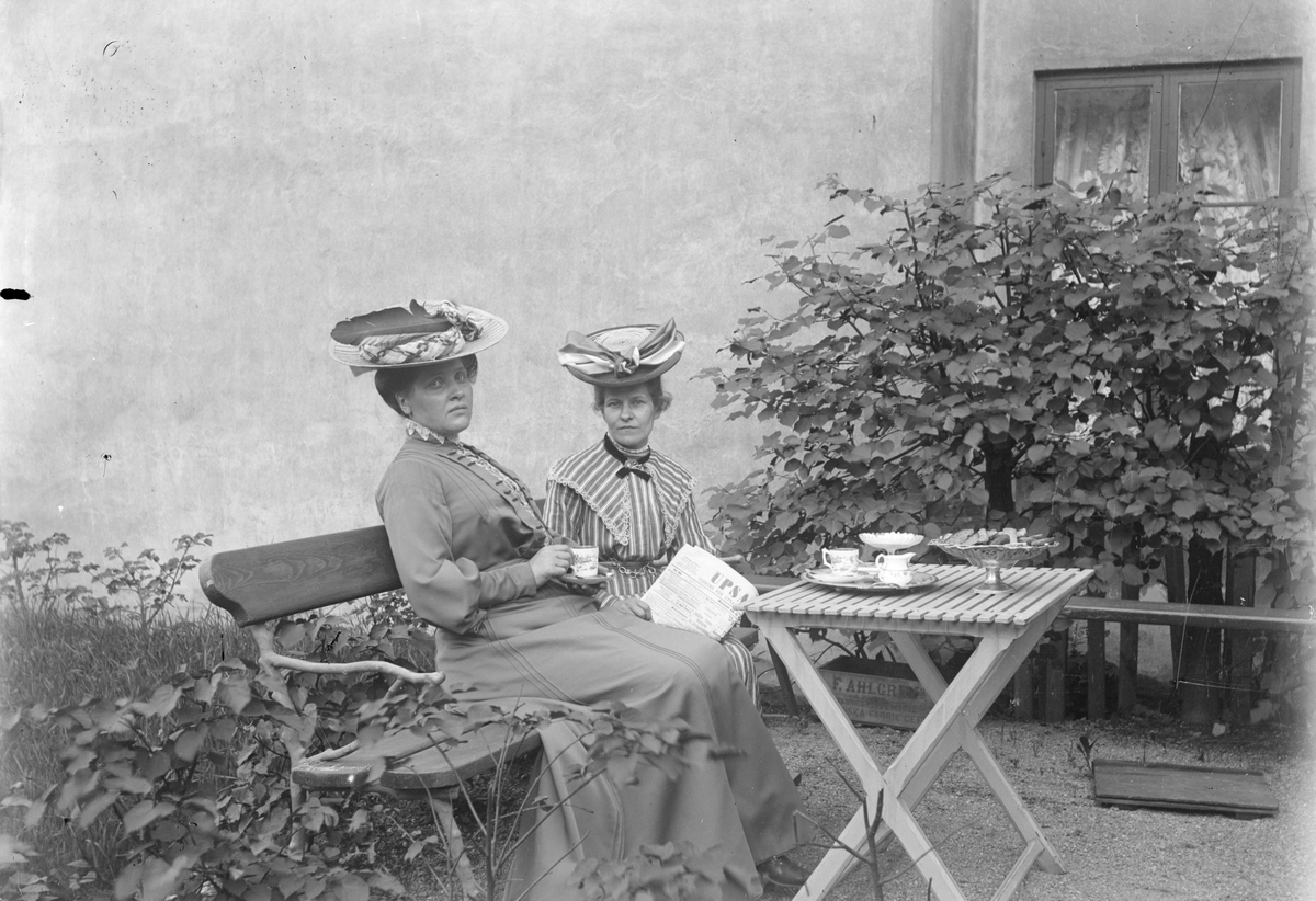 Henri Osti's Fotografiateliér, Emma Osti och kvinna i trädgården, Bredgränd 11, Uppsala 1895