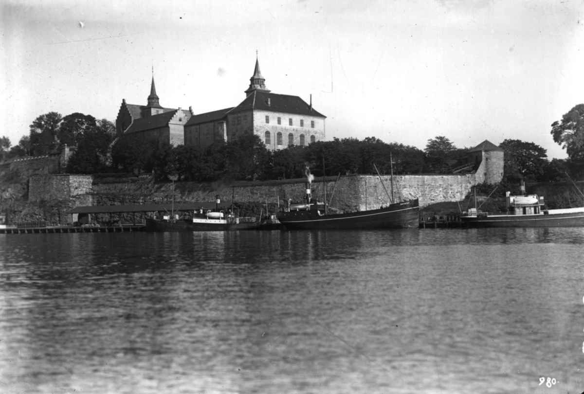 Hermann Christian Neupert, Oslo, Akershus Festning sett fra sjøen. Båter ved kai.