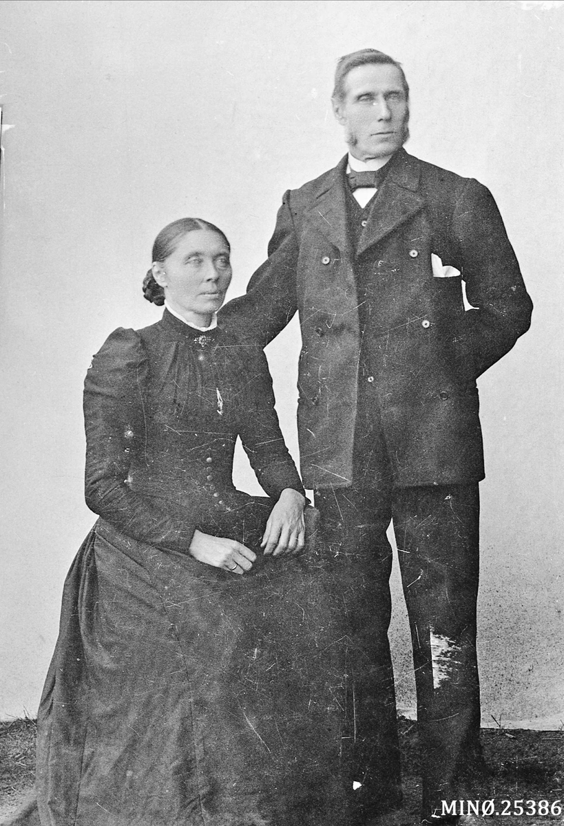 Henrik Augustinsson Stinessen, Portrett av ektepar. Marit Embretsdatter Godtland(14/3-1847-29/7-1903) og Iver Nilsson Øyen (1/10-1842-2/9-1927)
