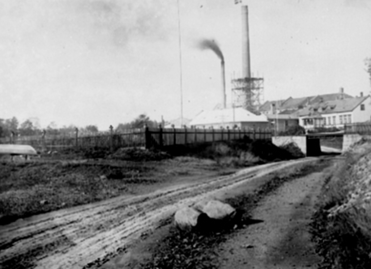 Anno Domkirkeodden, KOIGEN, HØIENSALODDEN MOT NESTLE, MELKEFABRIKKEN, JERNBANEBRU, STILAS RUNDT FABRIKKPIPA
