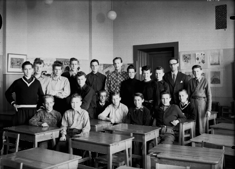 Sven Lindskog, Olaus Petriskolan, klassrumsinteriör, 17 pojkar med lärare Folke Björk. Klass 8A, sal 29.