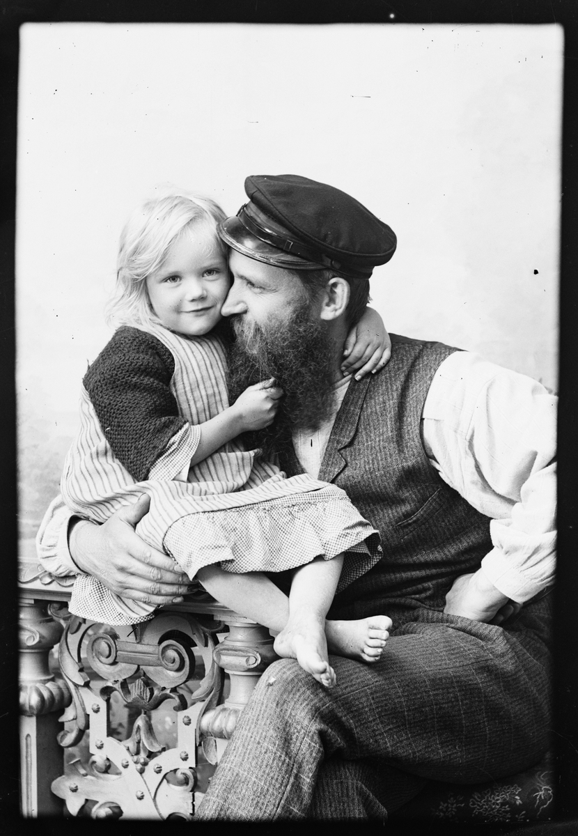 Skötsner-Edhlund, Ateljéporträtt - Tyra Edhlund håller om pappa Per Elis Edhlund, Östhammar, Uppland