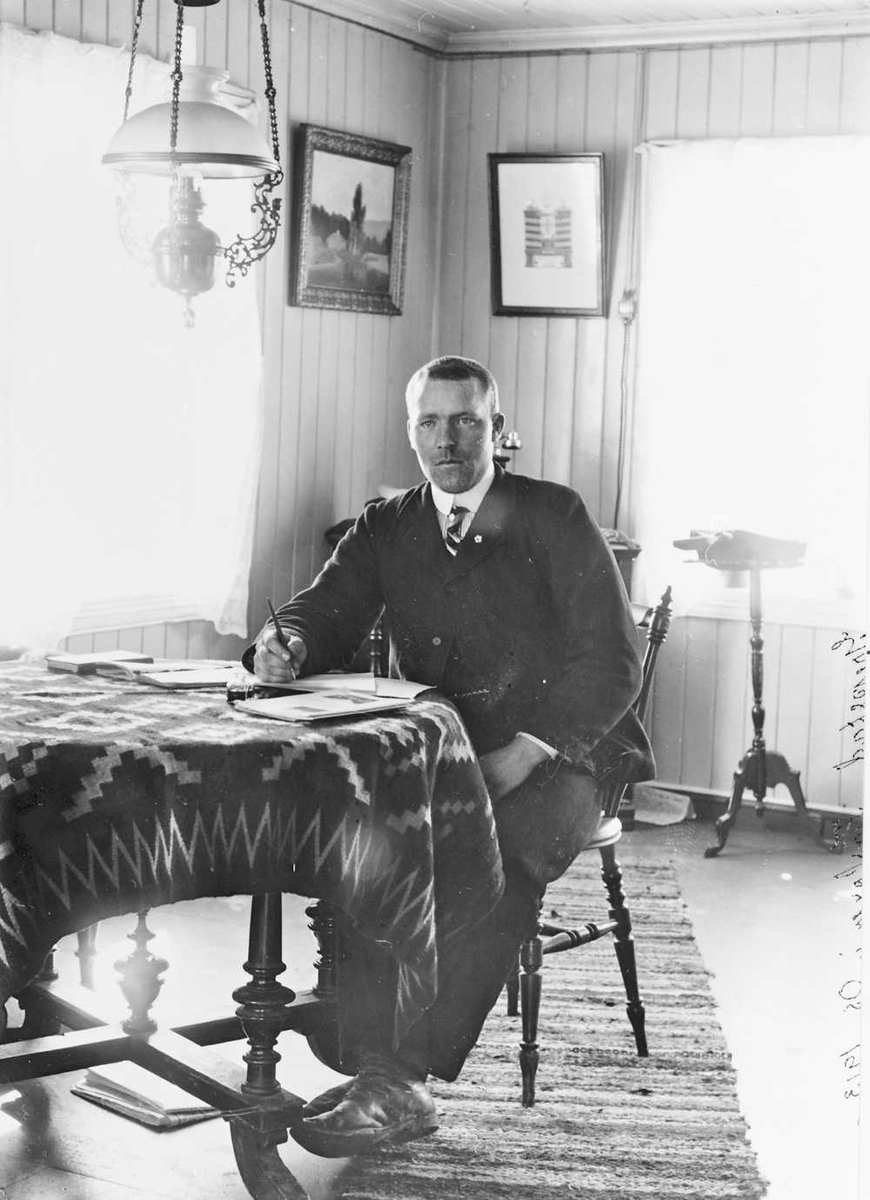Peder J. Bredalslien, Portrett av mann ved skrivebord