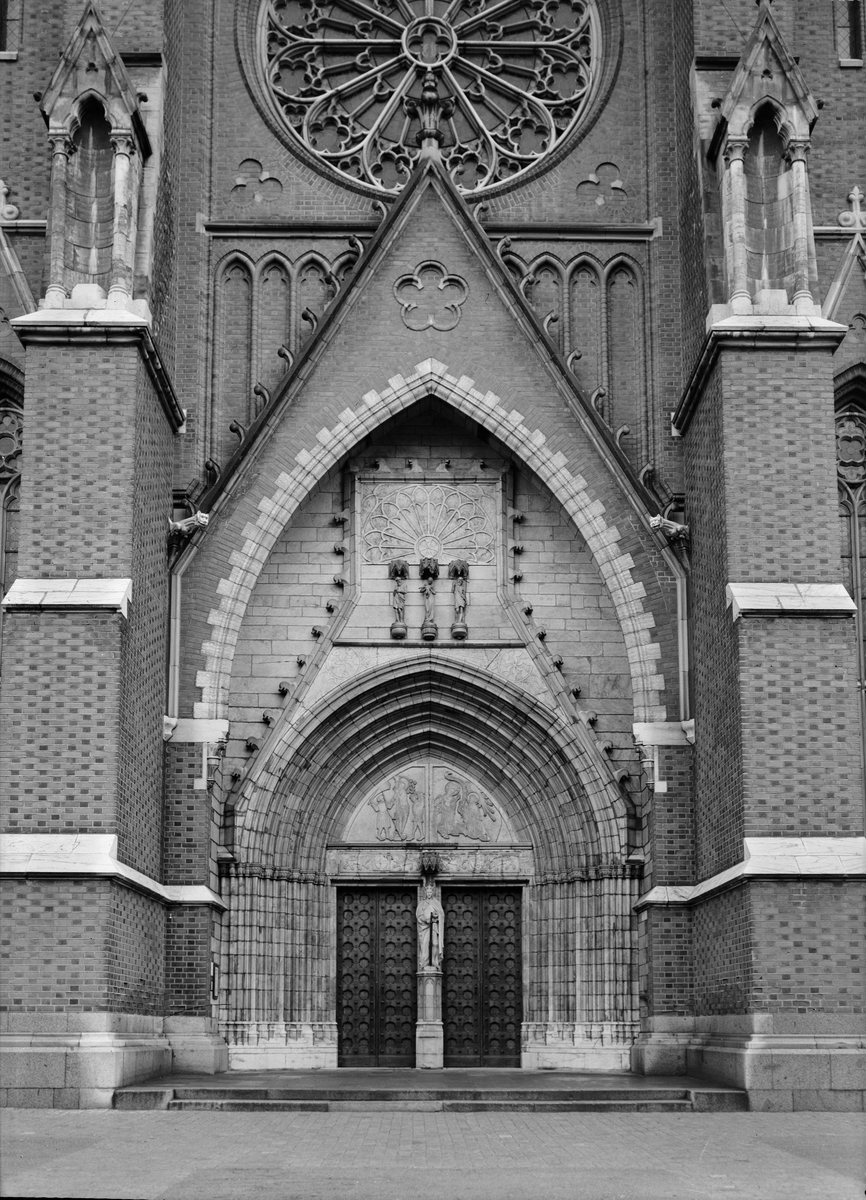 Paul Sandberg, The Western Portal of Uppsala Cathedral