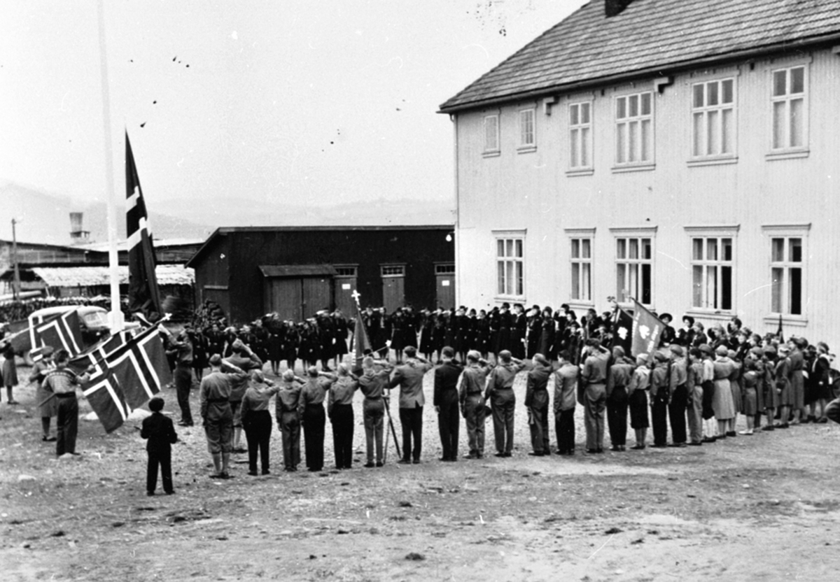 Anno Domkirkeodden, 17. mai. Speidere samlet til flagghilsen ved Folkets Hus, Brumunddal.