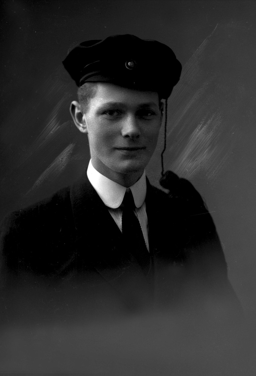 Gustav Borgen, Portrett, mann med studentlue. Haakon Bjørn Hansen.
