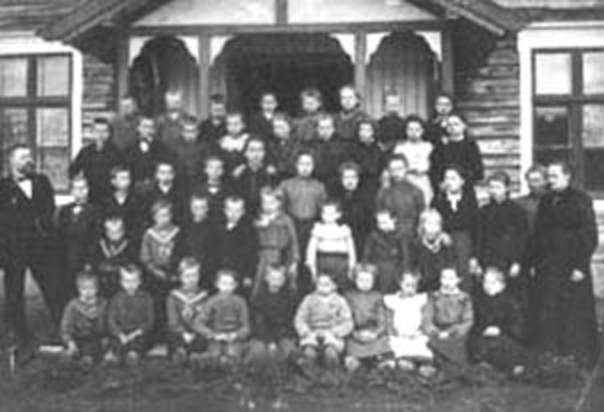 Normann Helger, GRUPPE: 49 SKOLEELEVER OG LÆRERE, ÅSEN SKOLE, ROMEDAL, NR. 2 FRA HØYRE: OLGA HESTNES,