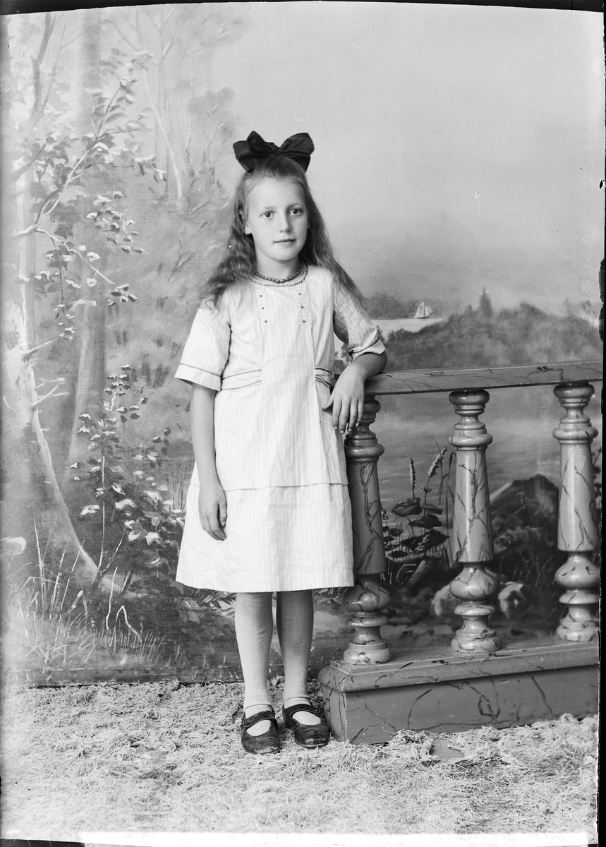 Skötsner-Edhlund, Ateljéporträtt - dotter till Märtha Malm från Ånö, Hökhuvud socken, Uppland 1921