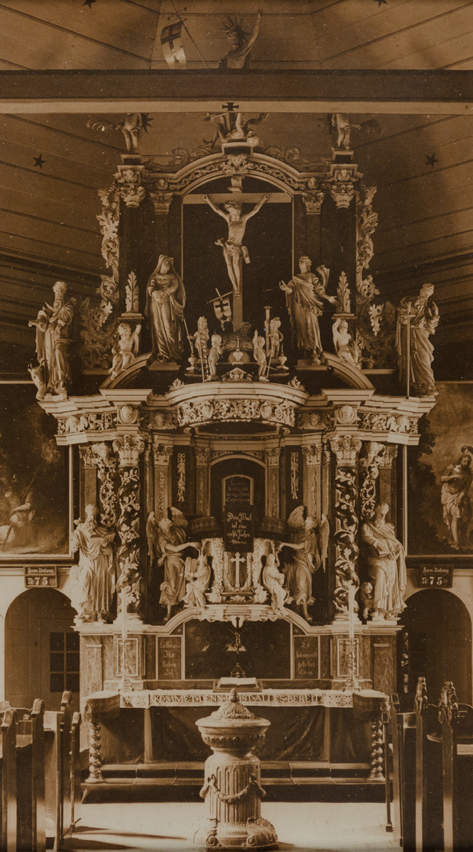 Wilhelm Weimar, Innenraum der alten Dreifaltigkeitskirche in Hamburg-Hamm mit Altar und Taufstein