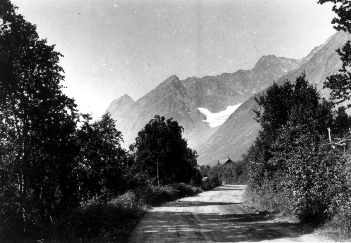 Anna Grostøl, Landskap med vei og fjell i Lyngen, Troms 1947.
