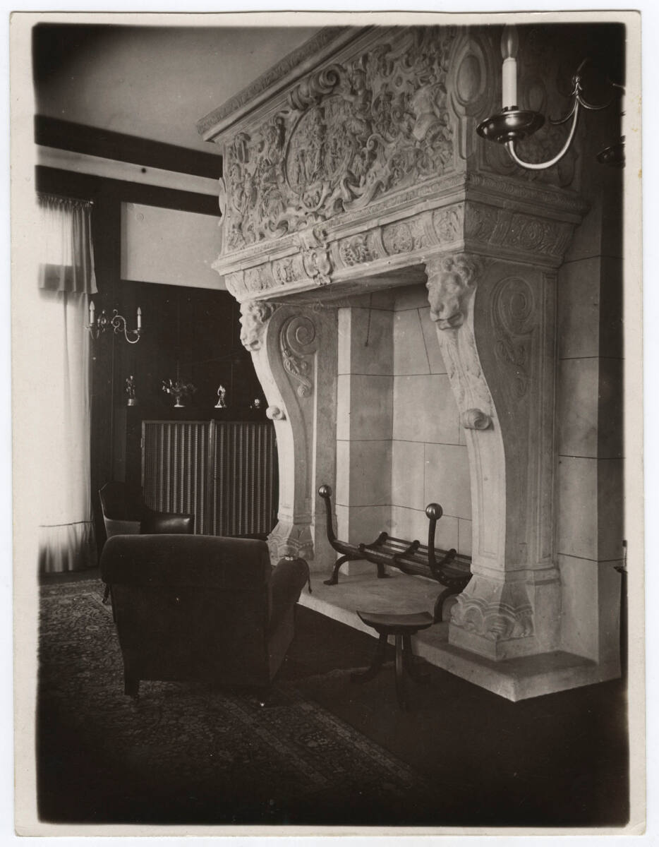 Anonym, Wohnhaus Hans und Johanna Brummel (Umbau und Erweiterung), Pilsen, Husova 58 (Husgasse 58, früher Leninova 58), Tschechische Republik, Sitzplatz vor Kopie des Renaissancekamins im Salon