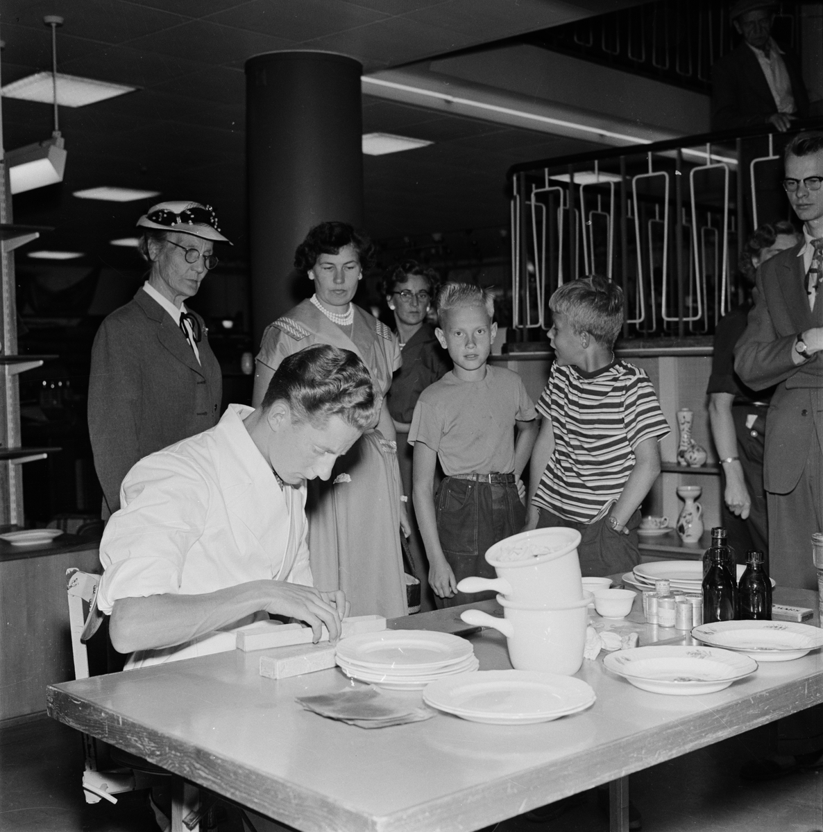 Uppsala-Bild, Forum - "interiör från porslinsavdelningen med målande herre", Uppsala 1955