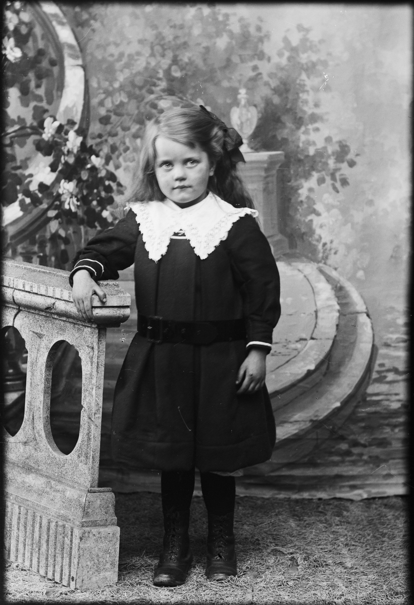 Skötsner-Edhlund, Ateljé Portrait - Girl, Östhammar, Uppland