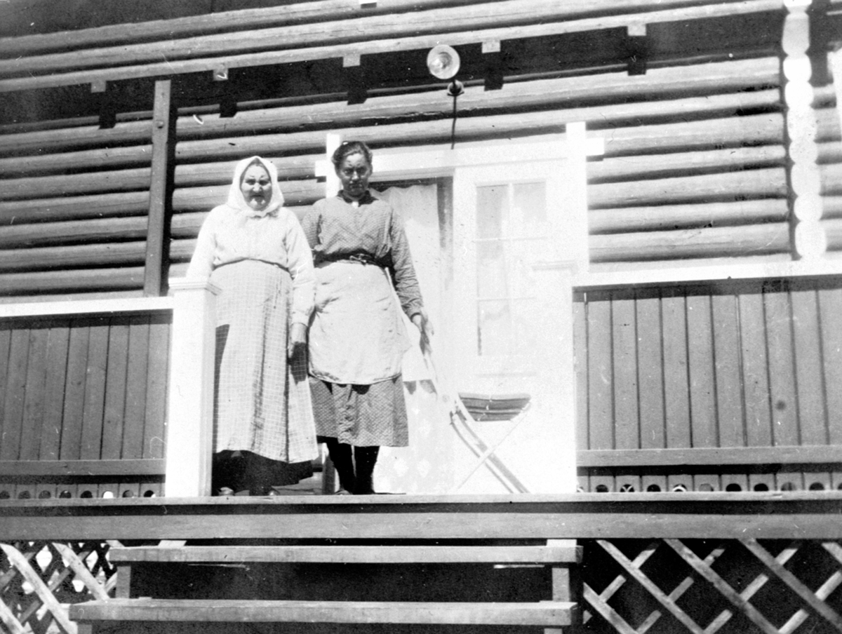 Anno Domkirkeodden, Fra venstre er Lise Andersdatter Engeland (1846-1934) og Albertine Johansdatter Engeland (1884-1955). Helgøya.