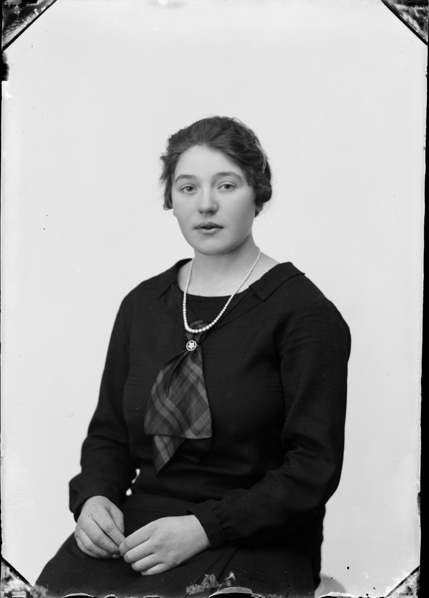 Skötsner-Edhlund, Ateljéporträtt - Gerda Mattsson från Tuskö, Börstils socken, Uppland