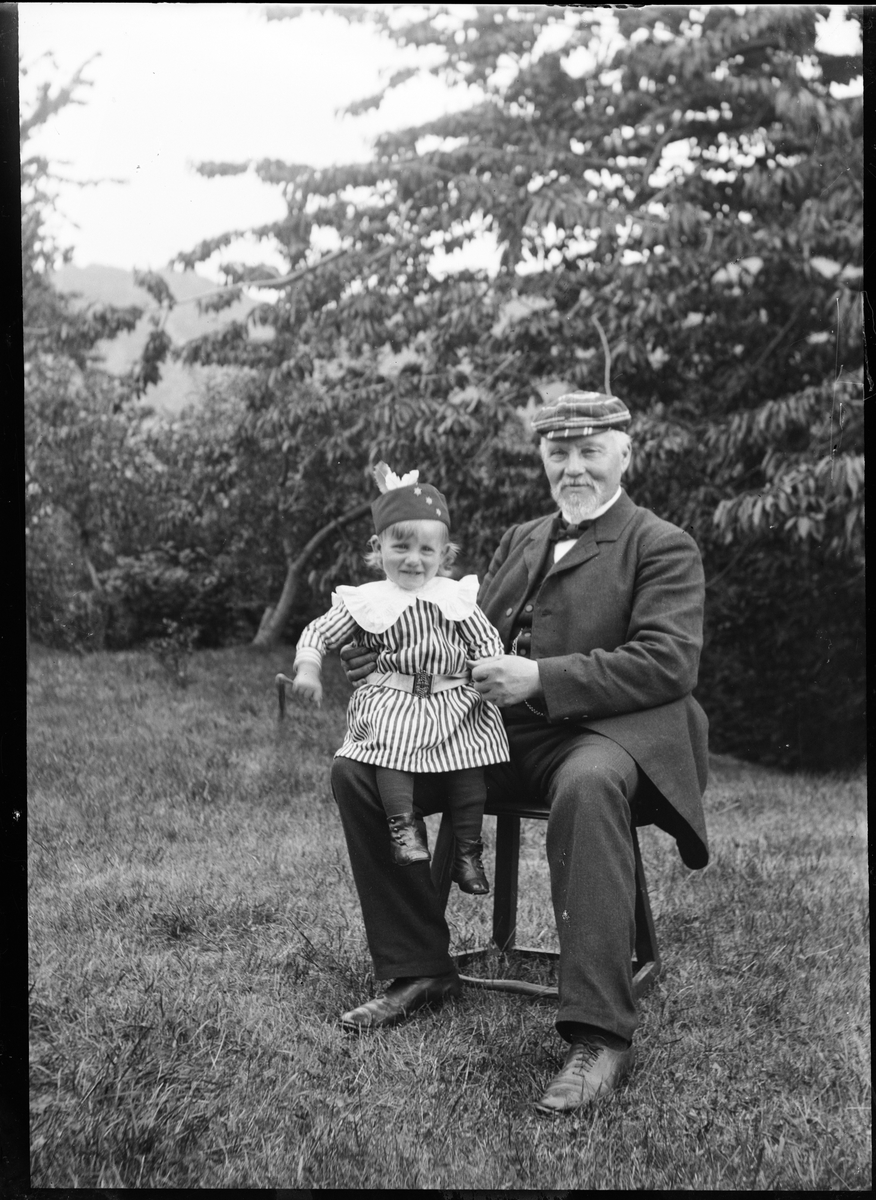 Okänd,, Christiane Liljefors father Roland Pedersen, probably with his grandson Roland Liljefors, sitting out in a garden, probably Norway around 1904-1905